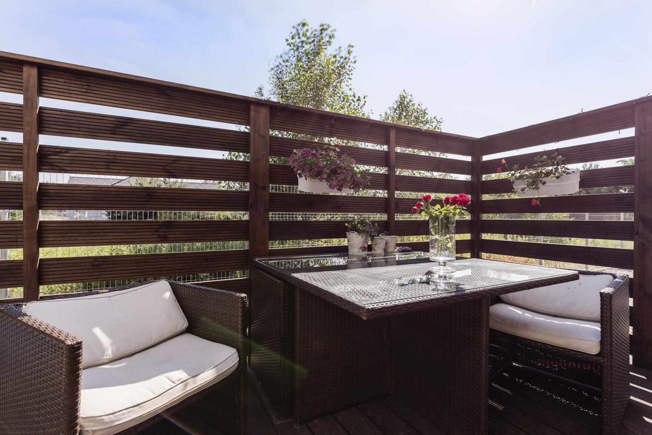 Top 4 Reasons to Invest in a Tall Privacy Fence for Your Backyard